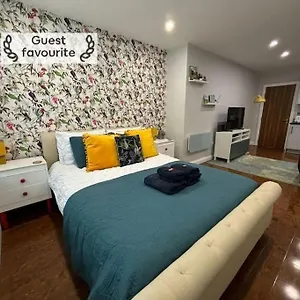 Apartment 3 Mins Walk, 2pm Check-in, Private Garden., Bournemouth